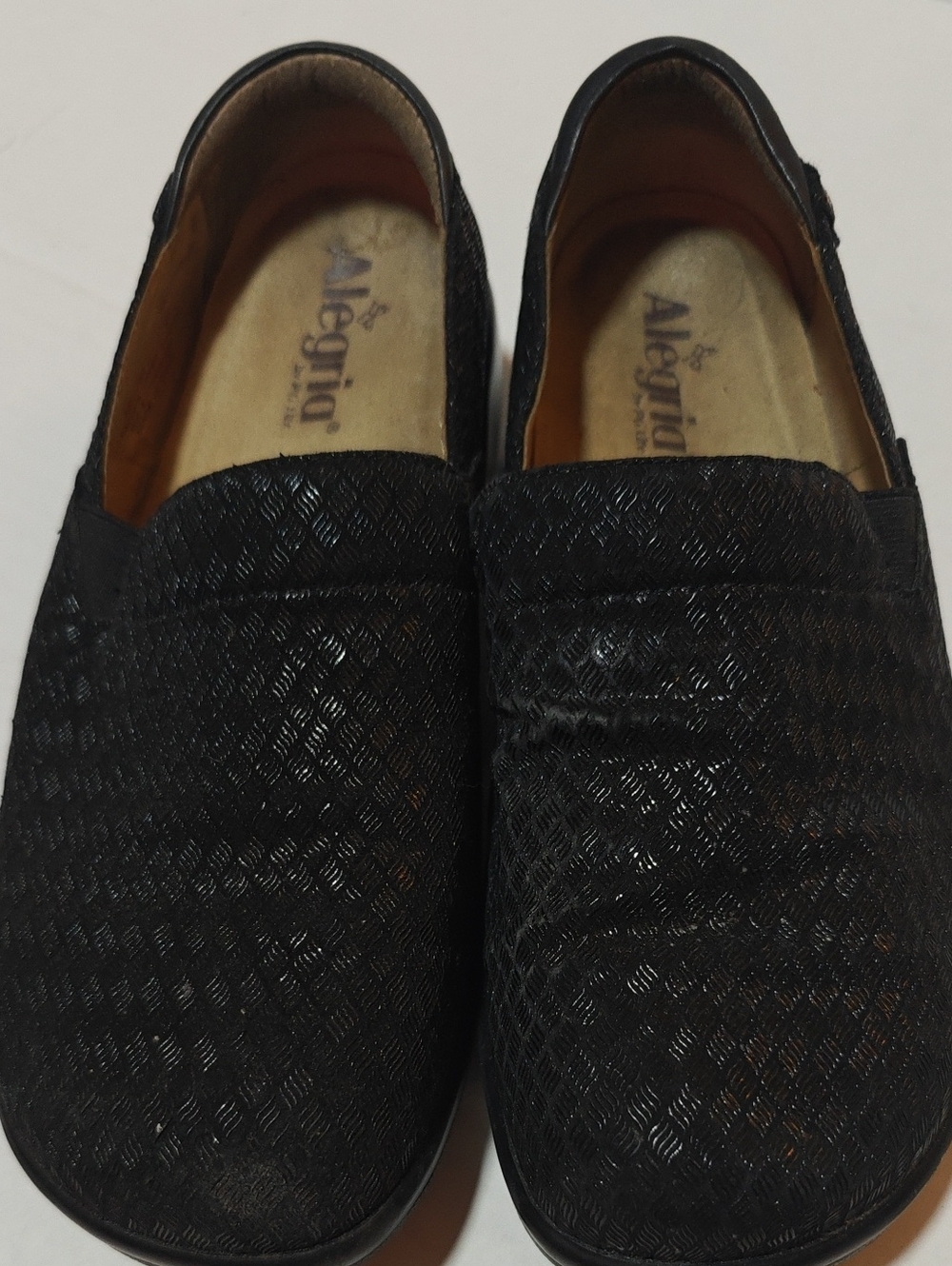 Alegria Keli Textured Black Geometric Pattern